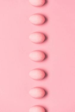satır pembe boyalı yumurta 