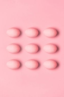 satır pembe boyalı yumurta