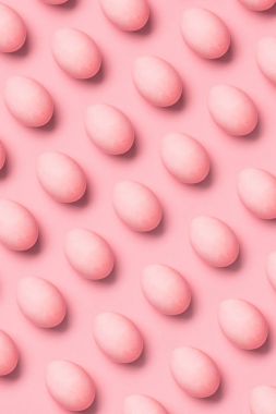 satır pembe boyalı yumurta