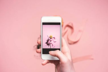 Akıllı telefondan fotoğraf çekiyor.