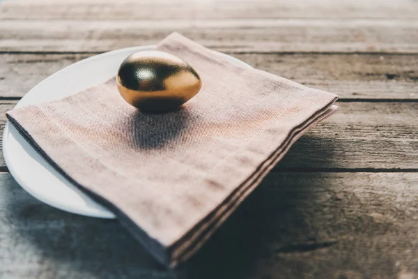 Golden Easter egg — Stock Photo, Image