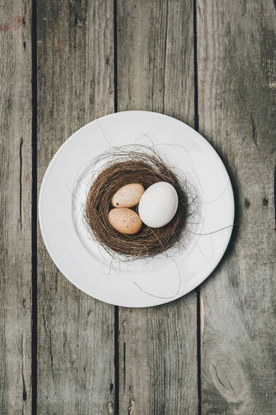 Ostertafel gedeckt — Stockfoto