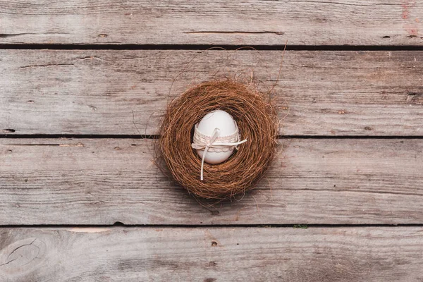 Easter egg in nest — Free Stock Photo