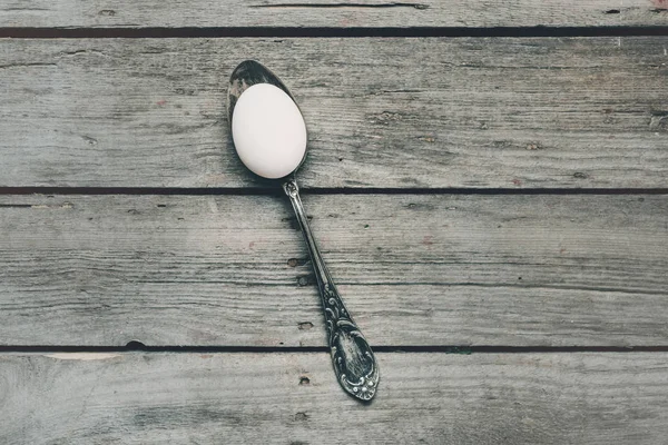 Ägg i silver sked — Stockfoto