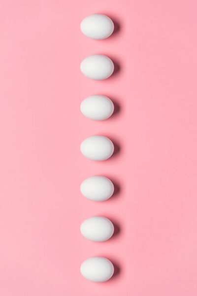 Ряд белых яиц
