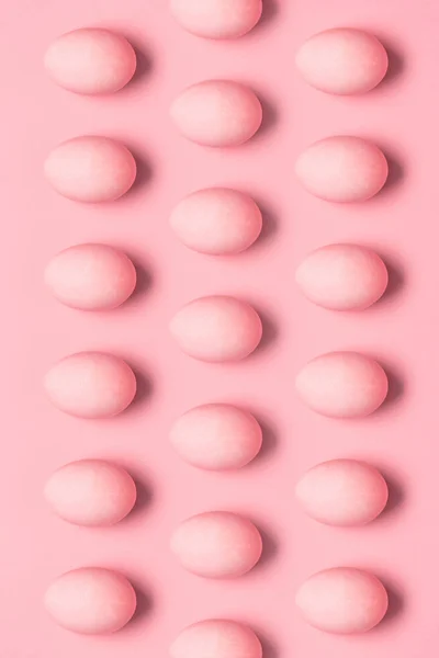 Rows of painted pink eggs — Stock Photo, Image