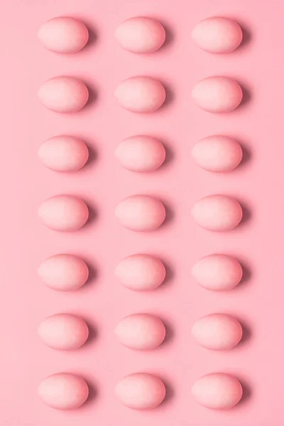 Rows of painted pink eggs — Stock Photo, Image