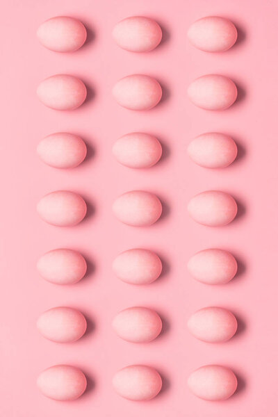 ряды окрашенных розовых яиц
 