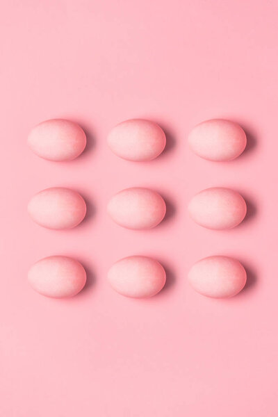 ряды окрашенных розовых яиц

