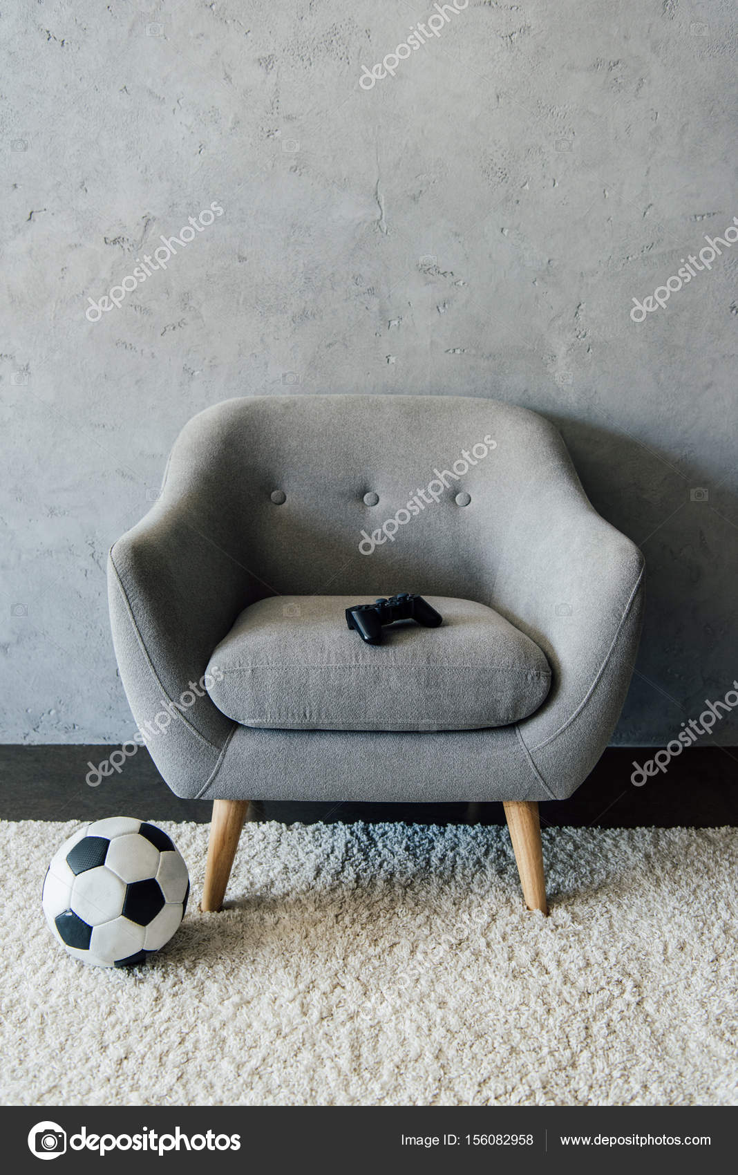 Fussball In Der Nahe Von Grauen Sessel Mit Gamepad