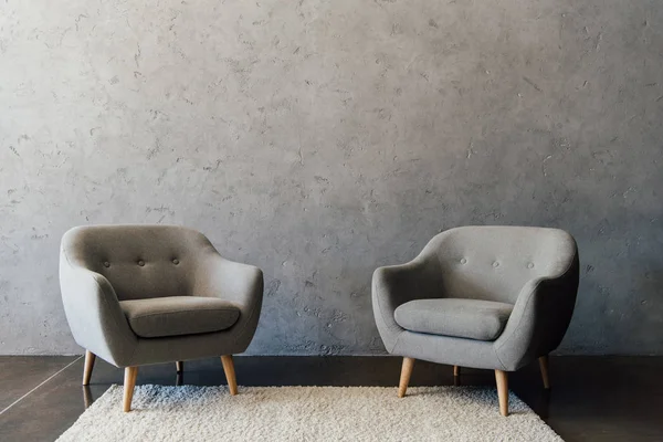 Szary fotele na dywanie — Zdjęcie stockowe