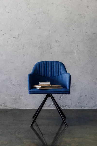 Chaise bleue avec livres — Photo