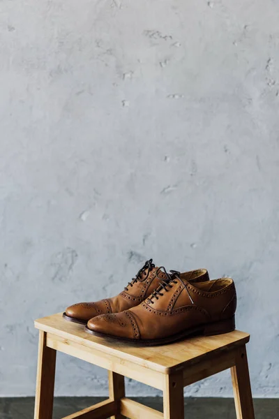 Braune Oxford-Schuhe auf Holzhocker — Stockfoto