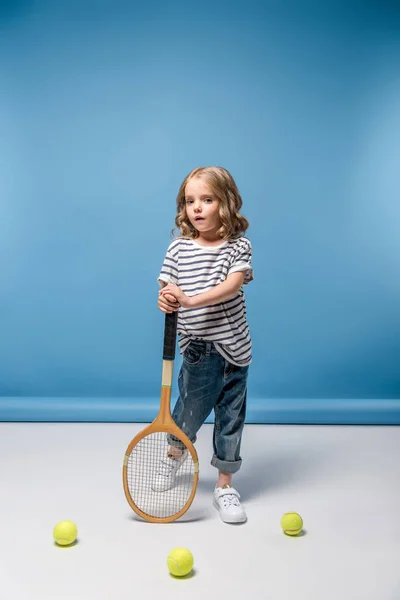 Little girl with tennis equipment — Stock Photo, Image