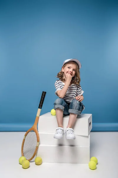 Μικρό κορίτσι με τον εξοπλισμό τένις — Φωτογραφία Αρχείου