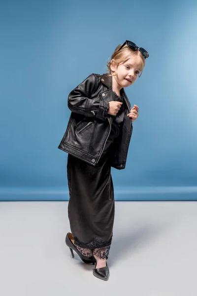 Menina vestindo vestido preto — Fotografia de Stock