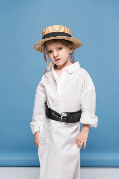 Stylowa dziewczynka w słomkowym kapeluszu — Zdjęcie stockowe