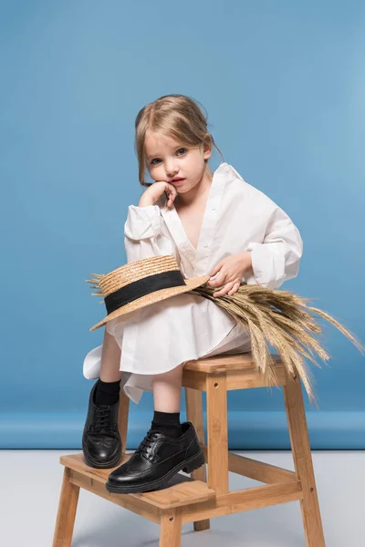 Маленькая девочка с пшеничными ушами — стоковое фото