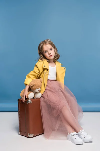 Girl with suitcase and teddy bear — Stock Photo, Image