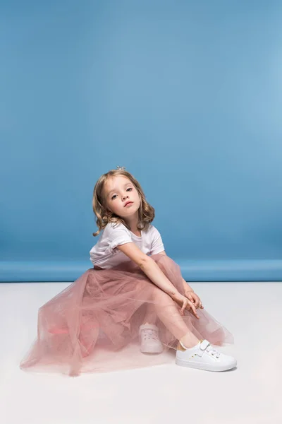 Küçük kız pembe etek — Stok fotoğraf