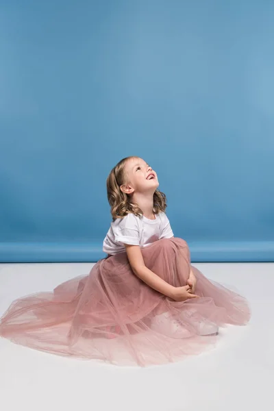 Niña en falda rosa — Foto de Stock