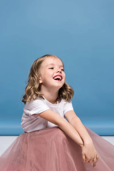 Kis lány rózsaszín szoknya — Stock Fotó