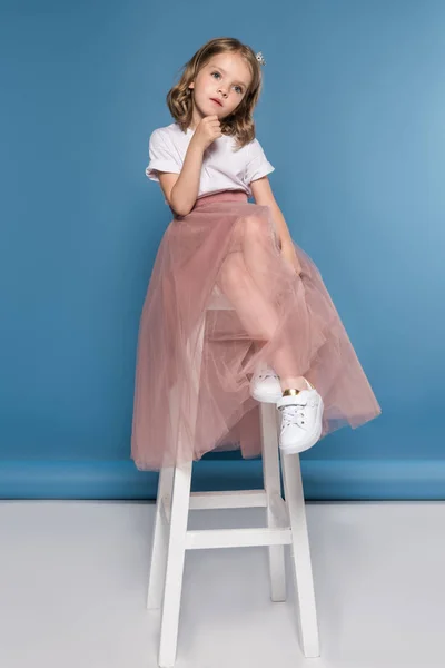 Niña en falda rosa — Foto de Stock