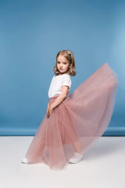 ピンクのスカートの女の子 — ストック写真