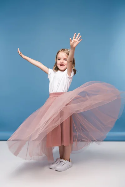 Niña en falda rosa — Foto de Stock