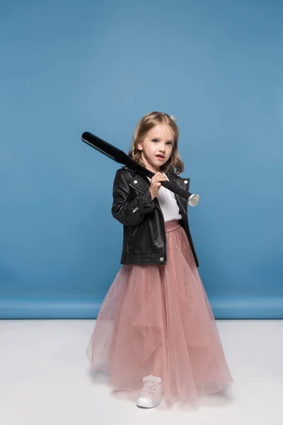 Adorable chica con bate de béisbol — Foto de Stock