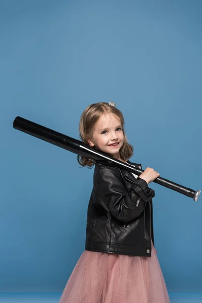 Adorable chica con bate de béisbol — Foto de stock gratis