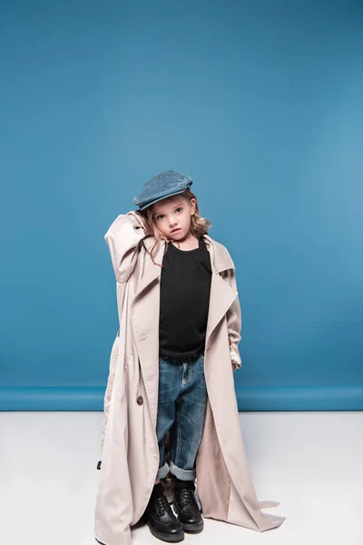 Adorável menina em boné — Fotografia de Stock