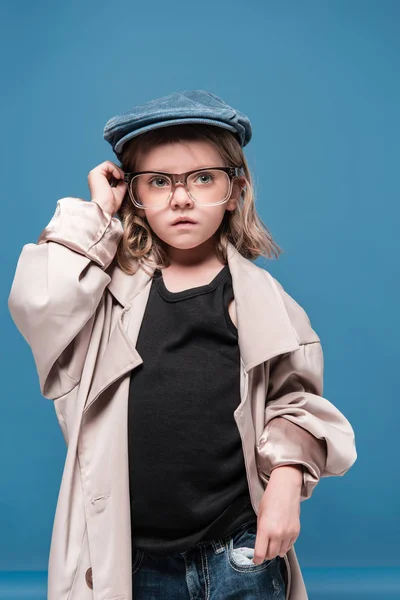 Παιδί κορίτσι σε γυαλιά και oversized παλτό — Φωτογραφία Αρχείου