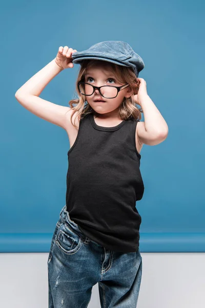 Niña casual en gafas — Foto de Stock