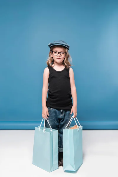 Mała dziewczynka gospodarstwa torby na zakupy — Zdjęcie stockowe