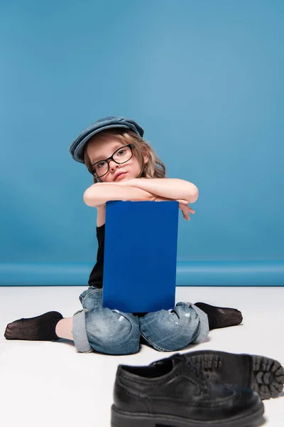 Bambino ragazza holding libro — Foto Stock