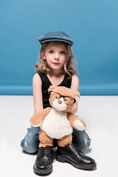 Kid girl holding teddy bear — Free Stock Photo