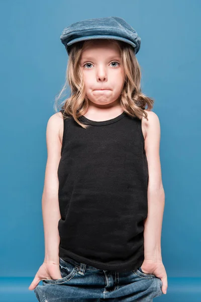 Menina elegante olhando para a câmera — Fotografia de Stock