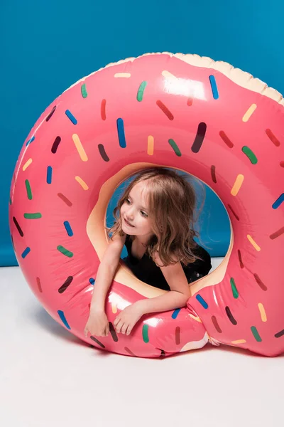 Petite fille jouant avec le tube de natation — Photo