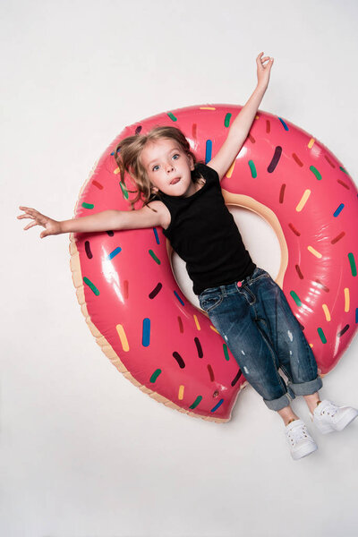 маленькая девочка отдыхает на плавательной трубке
