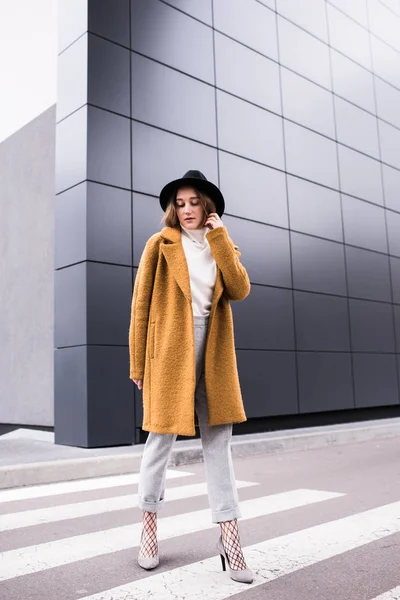 Mujer con estilo en chaqueta y sombrero negro — Foto de Stock