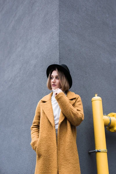 Mujer con estilo en chaqueta y sombrero negro — Foto de Stock