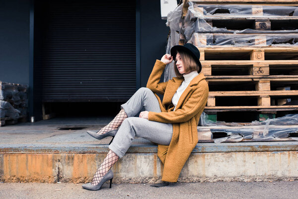 Стильная молодая женщина
