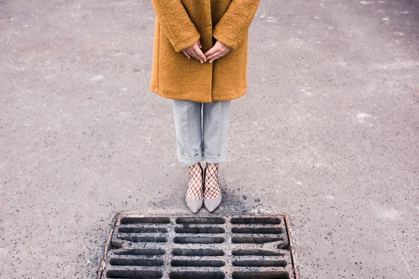 Mulher em sapatos elegantes em pé na estrada — Fotografia de Stock Grátis