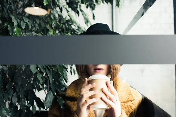 Vrouw met koffie te gaan — Stockfoto