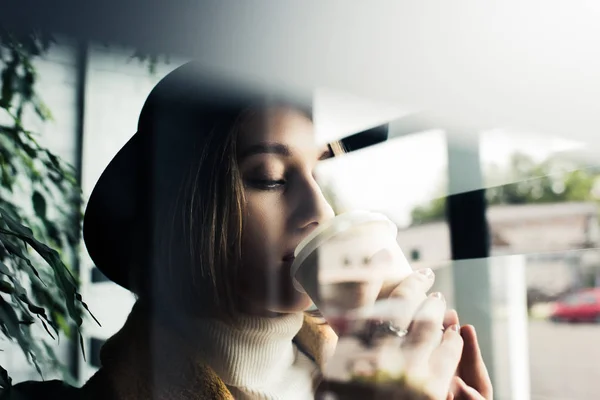 Woman drinking coffee — Stock Photo, Image