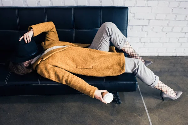 Vrouw met koffie te gaan — Stockfoto