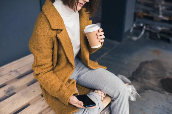 Woman holding smartphone — Stock Photo, Image