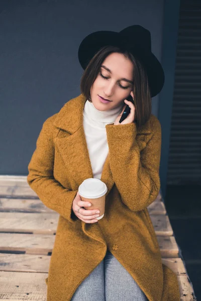 Akıllı Telefonla Konuşan Kadın