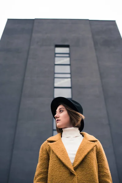 Vacker kvinna i svart hatt — Stockfoto